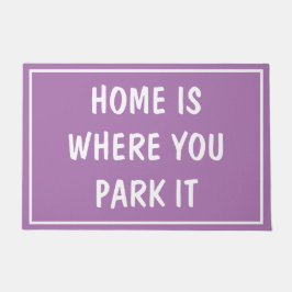 Doormat - ZUHAUSE IST, WO SIE PARKEN SIE ES Lilac Fußmatte