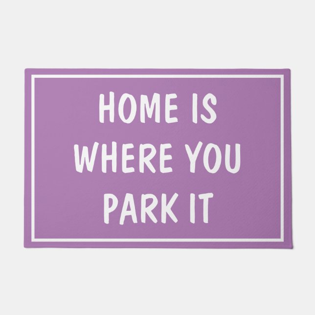 Doormat - ZUHAUSE IST, WO SIE PARKEN SIE ES Lilac Fußmatte (Vorderseite)