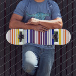 Doppel-Regenbogen-Strichcode Skateboard<br><div class="desc">Der geometrische Strichcode besteht aus zwei Regenbogen, die aus farbigen Streifen bestehen, die den UPC-Nummern entsprechen. Die Zahlen entsprechen den Buchstaben in "Regenbogen", um einen doppelten Regenbogen zu machen. Da Strichcodes nur 12 Ziffern lang sind, ließ ich das "r" durch den roten Start und den mittleren Streifen repräsentieren. Die Sequenz...</div>