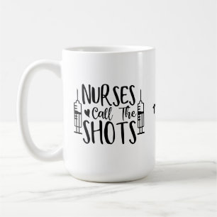 Doppel-Spritzen-Krankenschwestern nennen die Shots Kaffeetasse