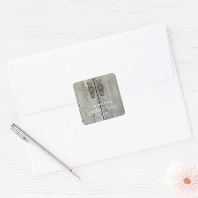 Doppel-Stalltüren Land Hochzeit Save the Date Quadratischer Aufkleber (Umschlag)