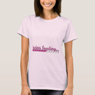 Doppelmädchen, die Schwangerschafts-Shirt laden T-Shirt