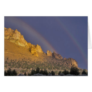 Doppelregenbogen über einer Felsformation nahe Smi