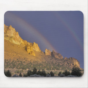 Doppelregenbogen über einer Felsformation nahe Smi Mousepad