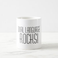 Doppelsprache schaukelt Kaffeetasse