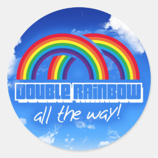 Doppelter Regenbogen, den ganzen Weg! Runder Aufkleber