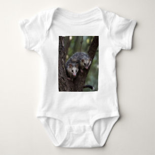 Doppeltes Problem in der Canopy: Zwei Possummen Baby Strampler