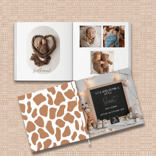 D'or Une girafe en position douce Gardez un livre pour