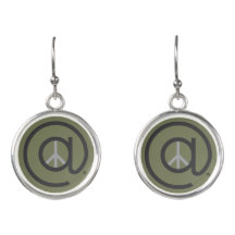 Aux boucles d'oreille de baisse de paix