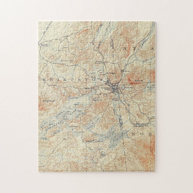 Dorf und Gebiet des Saranac Sees in Adirondacks (Vertikal)