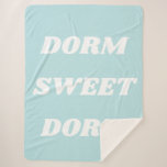Dorm Sweet Dorm in Light Aqua Blue Sherpadecke<br><div class="desc">Mit dieser gemütlichen "Dorm Sweet Dorm" Sherpa Decke fühlen Sie sich wie im Studentenwohnheim Zuhause. Diese weiche und warme Decke ist ideal, um Ihrem Uni-Zimmer Komfort und Stil zu verleihen. Die hellblaue Farbe und der fett-weiße Text sorgen für ein fröhliches und einladendes Ambiente, das sich durch die Gestaltung im Studentenwohnheim...</div>