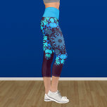 Dot Mandala Blume Blau und Lila Capri Leggings<br><div class="desc">Diese groovy dot Blume wurde von Mandalasen mit Farbpunkten inspiriert. Trippige geometrische Muster für den modernen Hippie!</div>