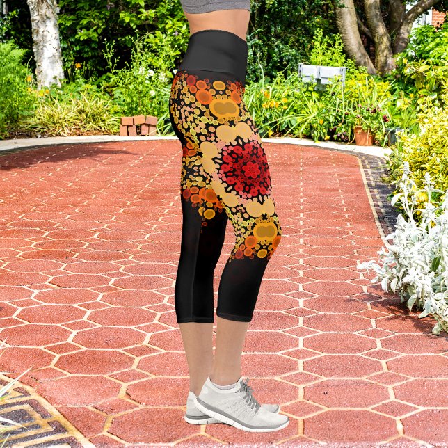Dot Mandala Blume Gelb und Rot Capri Leggings (Von Creator hochgeladen)
