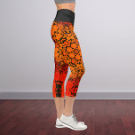 Dot Mandala Blume Orange und Black Capri Leggings<br><div class="desc">Diese groovy dot Blume wurde von Mandalasen mit Farbpunkten inspiriert. Trippige geometrische Muster für den modernen Hippie!</div>