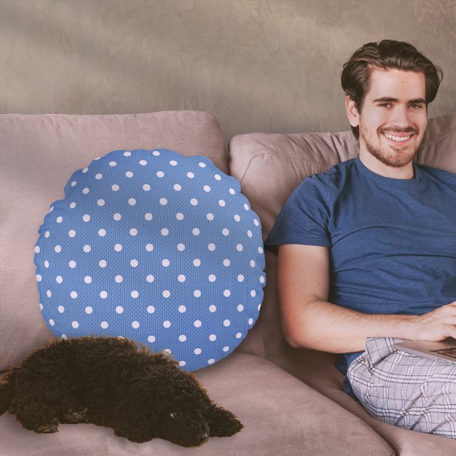 Dotty Delight Blue Rundes Kissen (A Dotty Delight Blue Round Pillow on the sofa.)