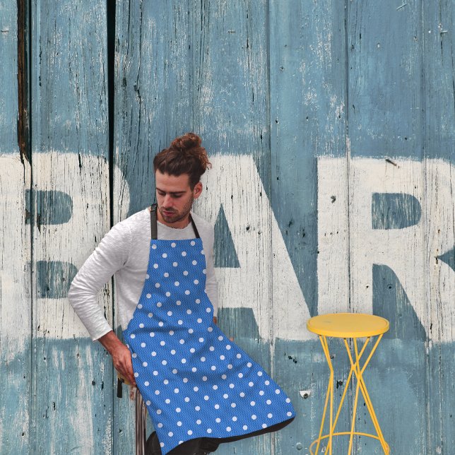 Dotty Delight Blue Schürze (A man in a Dotty Delight blue apron is sitting in the bar. )