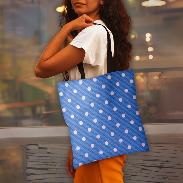 Dotty Delight Blue Tasche (A woman holds a Dotty Delight Blue Tote Bag.)