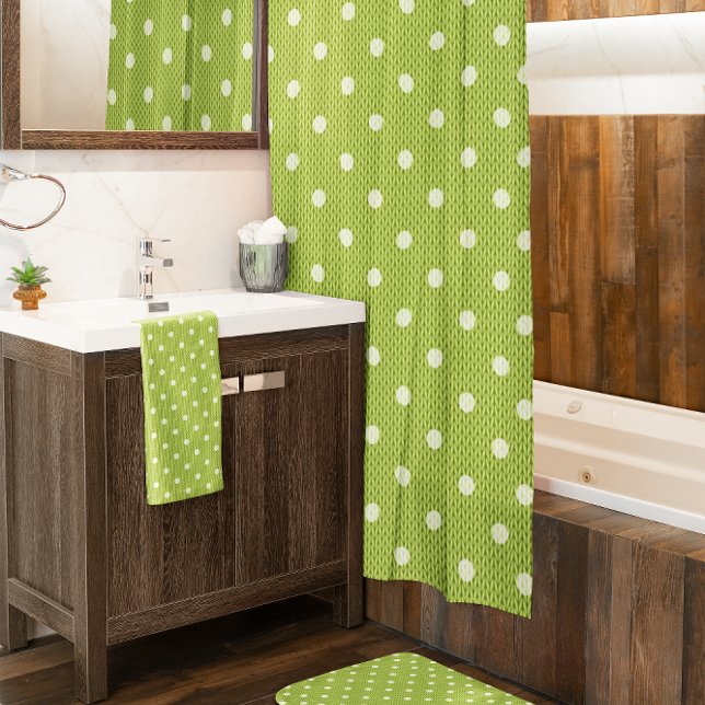 Dotty Delight Green Duschvorhang (Dotty Delight green shower curtain in the bathroom. )