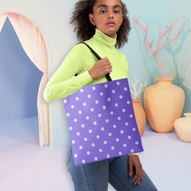 Dotty Delight Lila Tasche (A woman holds a Dot Delight Tote Bag.)