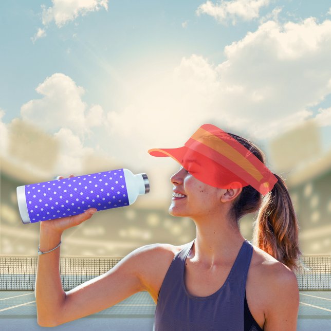 Dotty Delight Lila Trinkflasche (A woman drinks a Dotty Delight Purple Water Bottle. )