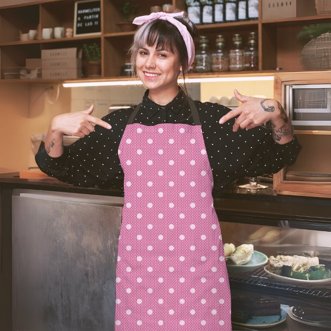 Dotty Delight Pink Schürze (A woman in a Dotty Delight Pink apron is standing in the cafe. )