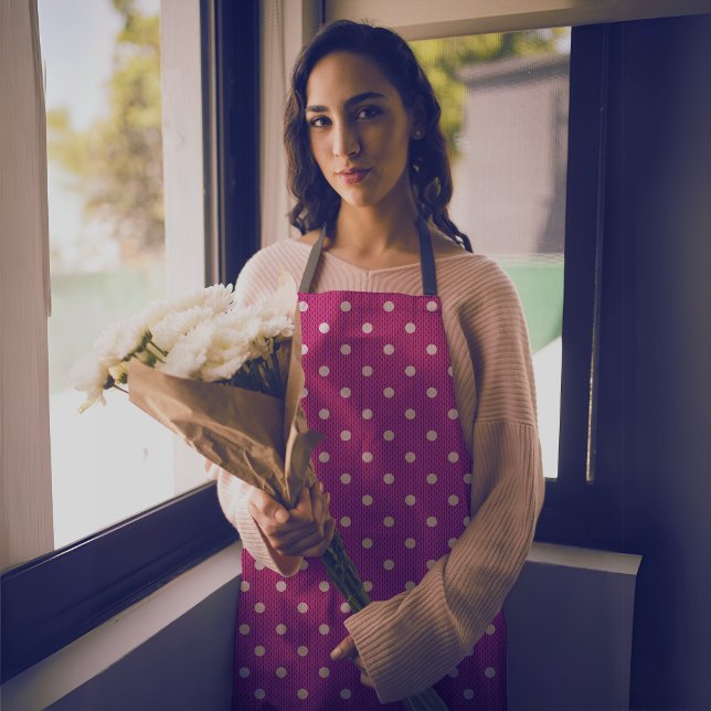 Dotty Delight Red Schürze (A woman in a Dotty Delight Red Apron holds a flower is standing. )