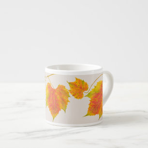 Dotty Spotty fällt auf eine Espresso-Tasse Espressotasse