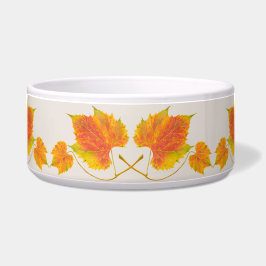 Dotty Spotty fällt auf eine große Salatschale Napf