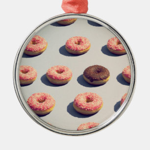 Doughnüsse in einer Gruppe Ornament Aus Metall