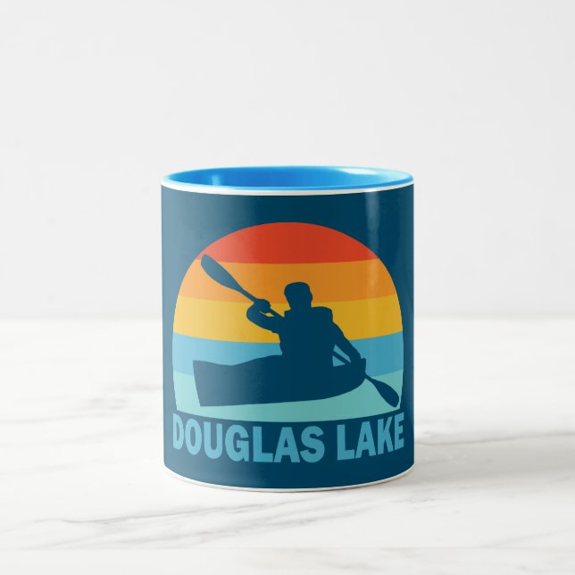 Douglas Lake Tennessee Kayak Zweifarbige Tasse (Mittel)