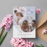 Dove Blue Greenery Überschneidende Fotos Save The Date<br><div class="desc">Doppelseitige Save the Date Karte in weiß und taubenblau mit Ihren Initialen,  überlappende Fotos und Grün mit sauberen eleganten Schriftart. Foto Save the Date Karte mit einem modernen Design personalisiert mit Ihrem Monogramm und Foto,  zwei auf der einen und eins auf der anderen Seite.</div>