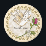 Dove Wedding Rings Magnet<br><div class="desc">Dove Wedding Rings Magnet, Ziergegend, Hochzeitsbekleidung, Hochzeitsgeschenke von ArtMuvz Illustration, Hochzeitsgeschenke, T - Shirt. Passend individualisierbares Hochzeitssemble, Empfang, Probe Dinner Bekleidung. Feiern Sie Ihre Liebe stilvoll mit unseren Hochzeitsdesigns, Ideal für Braut, Bräutigam, Hochzeitsfeier und Gäste. Sie können mit Ihren Namen oder Ihrem Hochzeitsdatum personalisieren. Ideal für Hochzeitsveranstaltungen. Zeige deine Begeisterung...</div>