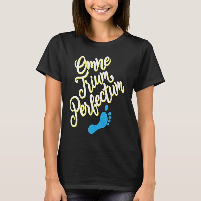 Down Syndrome Awareness Month Omne Trium Perfectum T-Shirt (Vorderseite)