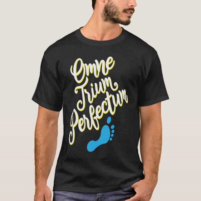 Down Syndrome Awareness Month Omne Trium Perfectum T-Shirt (Vorderseite)