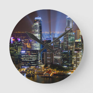 Downtown Singapore city at night Runde Wanduhr