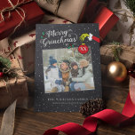 Dr. Seuss | Fory Merry Grinchmas Familie Weihnacht Folien Feiertagskarte<br><div class="desc">Feiern Sie die Feiertage mit dem Grinch! Dieses rustikale Chalkboard-Design enthält den Text "Merry Grinchmas" und die ikonische Grinch Hand. Personalisieren Sie Ihre Lieblings-Familie Foto und Namen.</div>