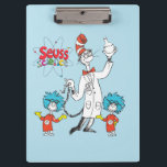 Dr. Seuss | Katze in der Hat Seuss Science Klemmbrett<br><div class="desc">Karo Cat im Hut,  der einen Kolben hochhält,  um mit Labrador Tech 1 und Labrador Tech 2 zu arbeiten!</div>