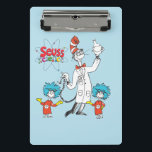 Dr. Seuss | Katze in der Hat Seuss Science Mini Klemmbrett<br><div class="desc">Karo Cat im Hut,  der einen Kolben hochhält,  um mit Labrador Tech 1 und Labrador Tech 2 zu arbeiten!</div>