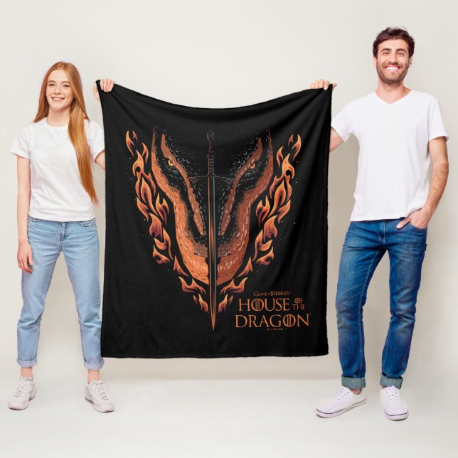 Drache in Flammen hinter dem Schwert Fleecedecke (Beispiel)