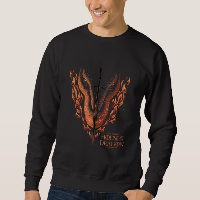 Drache in Flammen hinter dem Schwert Sweatshirt (Vorderseite)