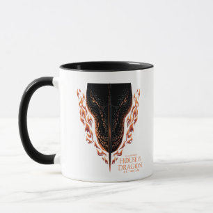 Drache in Flammen hinter dem Schwert Tasse