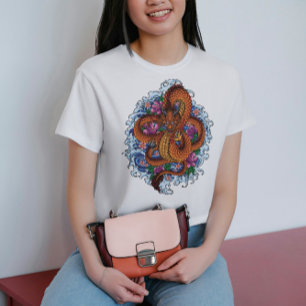 Drache inmitten der Wellen und Blüten T-Shirt