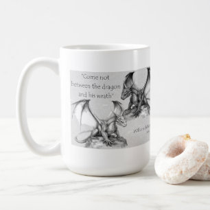 Drache mit King Lear Zitat grau, schwarz, weiß Tas Kaffeetasse