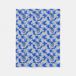 Drachenmuster 02 blue.bwx4 grau BG Fleecedecke