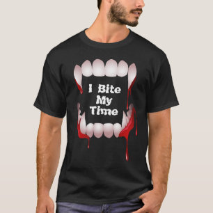 Dracula's Reißzähne mit Text Ich beiße meine Zeit  T-Shirt