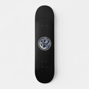 Dragon Abzeichen im Chrome-Stil auf Carbon Fibre P Skateboard