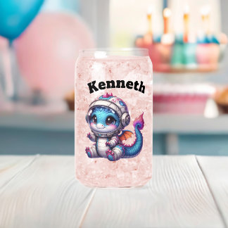 Dragon de bébé dans le casque explorant l'espace