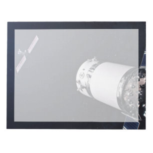 Dragon Xl Spacecraft nähert sich einem Lunar Gatew Notizblock