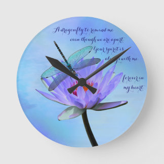 Dragonfly auf der Wasserlilie Runde Wanduhr