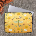 Dragonfly in Gold mit Namen Laptopschutzhülle<br><div class="desc">Dragonfly in der Gold Tote Tasche. Dieses Design ist eine schöne Anordnung eines hellgrünen Libellen mit weißen und gelben Blumen auf einem goldenen Hintergrund. Einfach mit Ihrem Namen im freien Raum bearbeiten. Machen Sie ein besonderes Geschenk für jeden,  der Libellen oder die Natur liebt.</div>